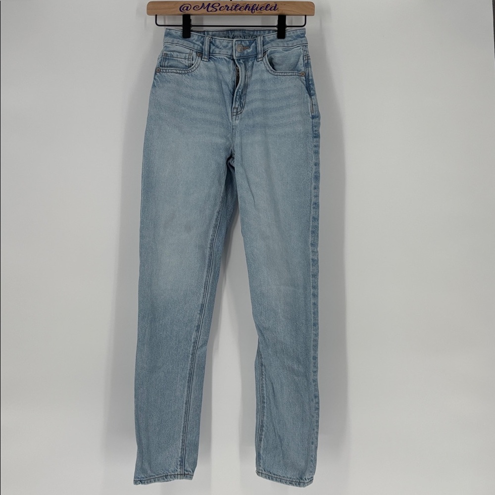AMERICAN EAGLE  strigid mom jeans size 00
